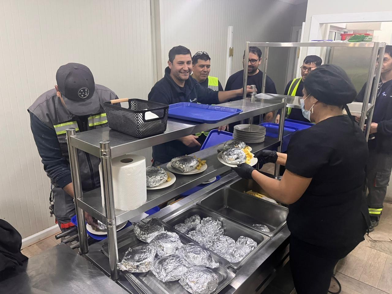 Personal de Sabor Divino sirviendo el almuerzo a trabajadores en un casino de faena
